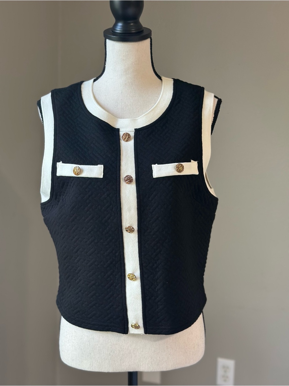 NWT Black & Cream Sleeveless Button Front Quiet Luxury Tank Vest Top